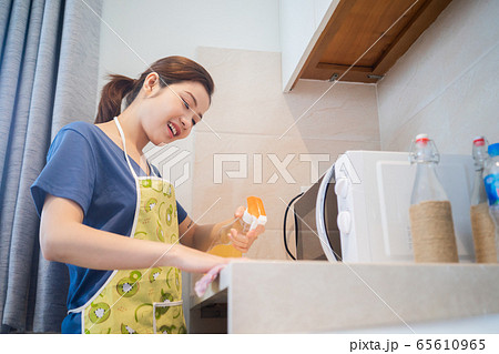 Housewife, housework 65610965