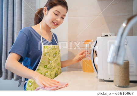 Housewife, housework 65610967