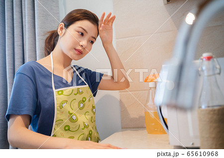 Housewife, housework 65610968