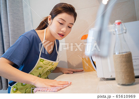 Housewife, housework 65610969