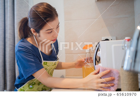 Housewife, housework 65610970