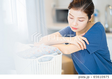 Housewife, housework 65610975