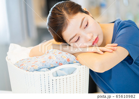 Housewife, housework 65610982