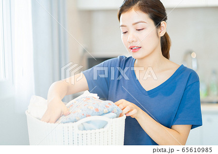 Housewife, housework 65610985