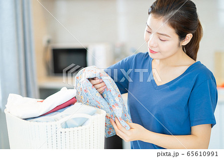 Housewife, housework 65610991
