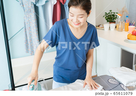 Housewife, housework 65611079