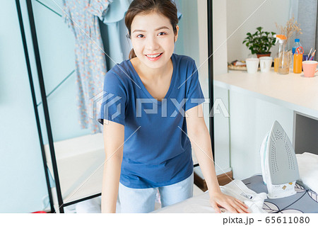 Housewife, housework 65611080