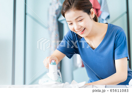 Housewife, housework 65611083