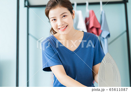 Housewife, housework 65611087