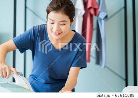 Housewife, housework 65611089