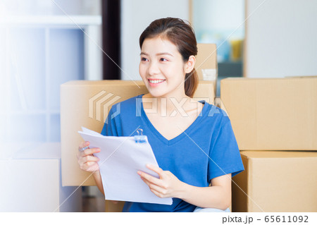 Beautiful woman, moving house 65611092