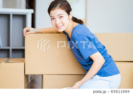 Beautiful woman, moving house 65611094