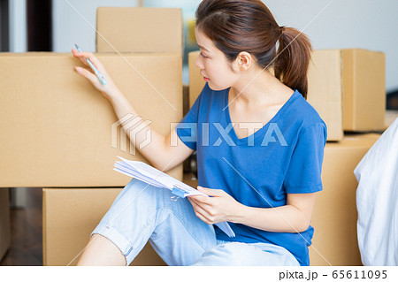 Beautiful woman, moving house Beautiful woman, moving house 65611095