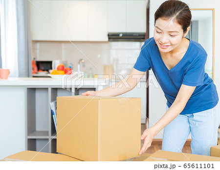 Beautiful woman, moving house 65611101