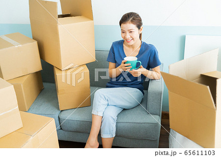Beautiful woman, moving house Beautiful woman, moving house 65611103