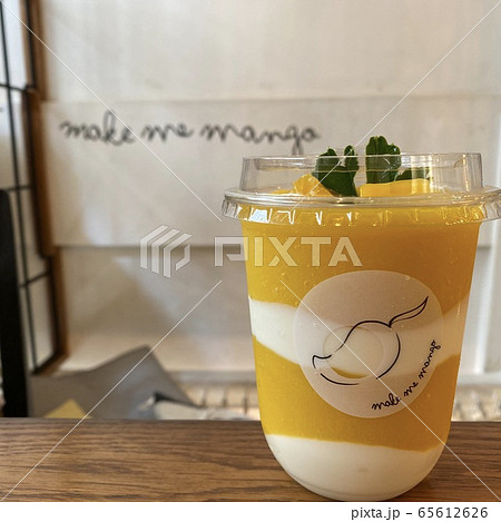 マンゴーのスムージー　東南アジア　タイで有名なマンゴーカフェ　make me mango 65612626