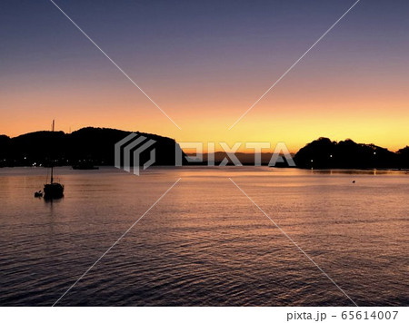 夜明け前の静かな港 バイオレットからオレンジへのグラデーションの朝焼けの空（長崎県南島原市口之津港） 65614007
