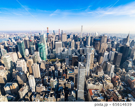 ニューヨーク 朝日に照らされるマンハッタンの高層ビル群の写真素材