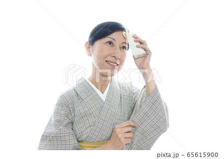 夏の着物姿のミドル女性　笑顔でハンカチで太陽を遮る　真夏のイメージ 65615900