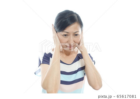 ミドル女性　耳をふさぐ　雷を怖がるイメージ 65617081