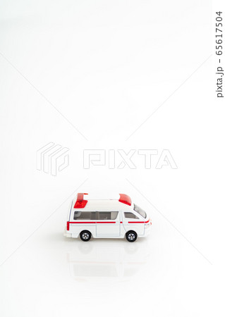 おもちゃの救急車 ミニカー おもちゃの救急車 ミニカー 65617504