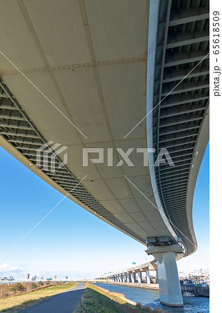 首都高速中央環状線 かつしかハーブ橋を下から見上げる 首都高速中央環状線 かつしかハーブ橋を下から見上げる 65618509