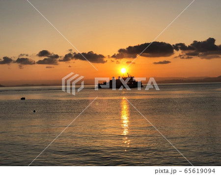 日の出と口之津港から天草鬼池港へ向かう島鉄フェリーの写真素材