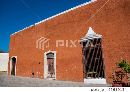 メキシコ カラフルなバジャドリの街角 メキシコ カラフルなバジャドリの街角 65619134