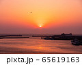 三浦半島から望むダイヤモンド富士（神奈川県　城ヶ島大橋より） 65619163