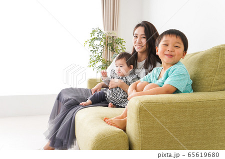 家族と楽しく遊ぶ子どもたち 家族と楽しく遊ぶ子どもたち 65619680