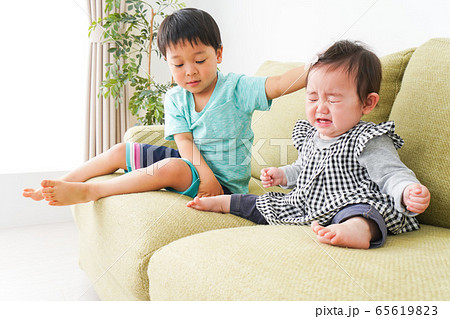 泣いている友達を慰める男の子の写真素材