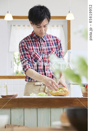 料理をする男性 65619952