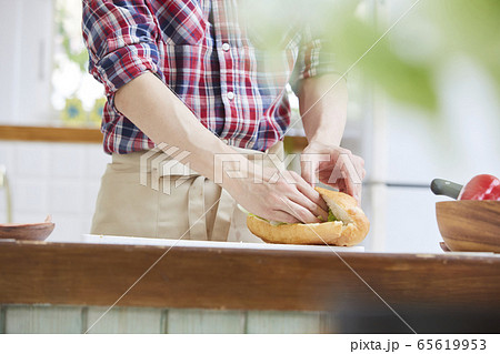 料理をする男性 65619953