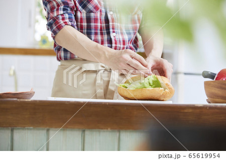 料理をする男性 65619954