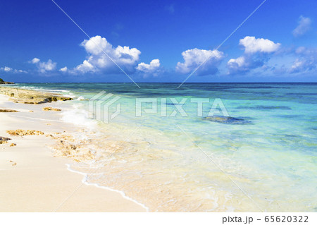 サンゴ礁の海が美しい来間島の長間浜 65620322