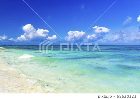 サンゴ礁の海が美しい来間島の長間浜 65620323