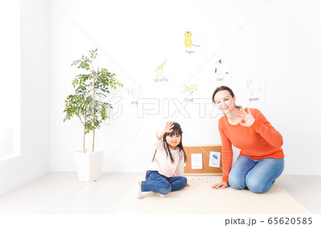 英会話教室でネイティブ教師と楽しく勉強をする子ども 65620585