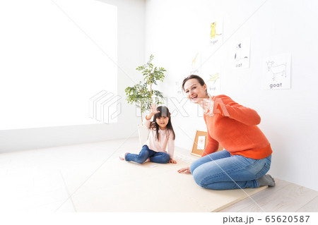 英会話教室でネイティブ教師と楽しく勉強をする子ども 65620587