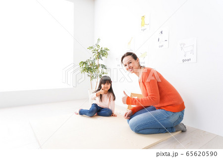 英会話教室でネイティブ教師と楽しく勉強をする子ども 65620590
