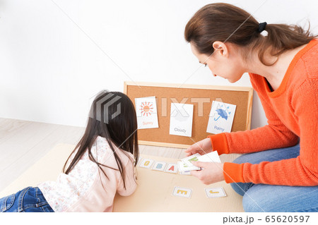 英会話教室でネイティブ教師と楽しく勉強をする子ども 65620597