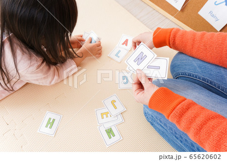 英会話教室でネイティブ教師と楽しく勉強をする子ども 65620602