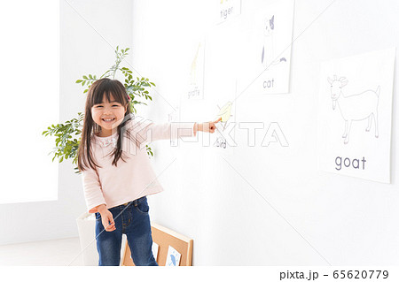 教室で楽しく英語を勉強する子ども 65620779