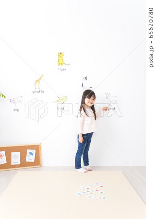 教室で楽しく英語を勉強する子ども 65620780