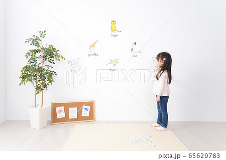 教室で楽しく英語を勉強する子ども 65620783