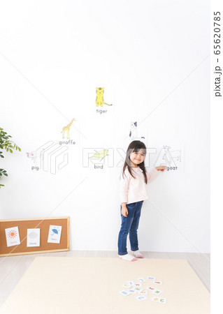 教室で楽しく英語を勉強する子ども 教室で楽しく英語を勉強する子ども 65620785