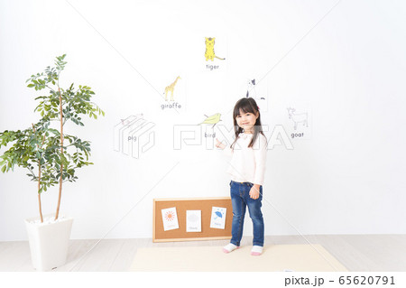 教室で楽しく英語を勉強する子ども 65620791