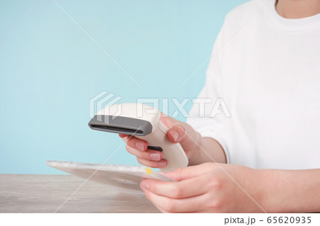 ディスクを買う又はレンタルする店のレジ 65620935