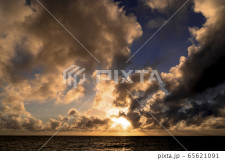 沖縄の美しい夕日 沖縄の美しい夕日 65621091