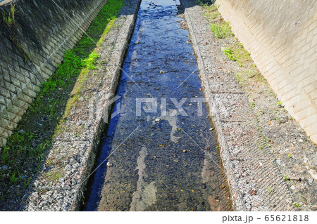 かごマットを使用した河道整備工事後のすっきりした川 65621818