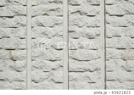 等間隔の縦溝が入っているコンクリート擁壁の表面 等間隔の縦溝が入っているコンクリート擁壁の表面 65621823